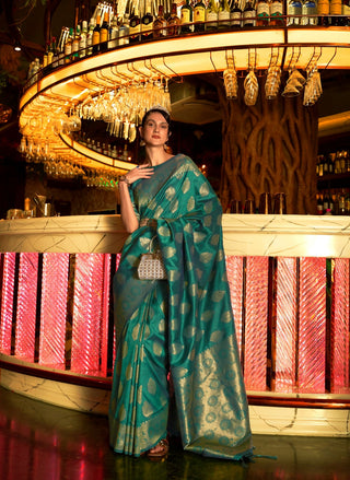 handloom-weaving-silk-sarees-color-green-2
